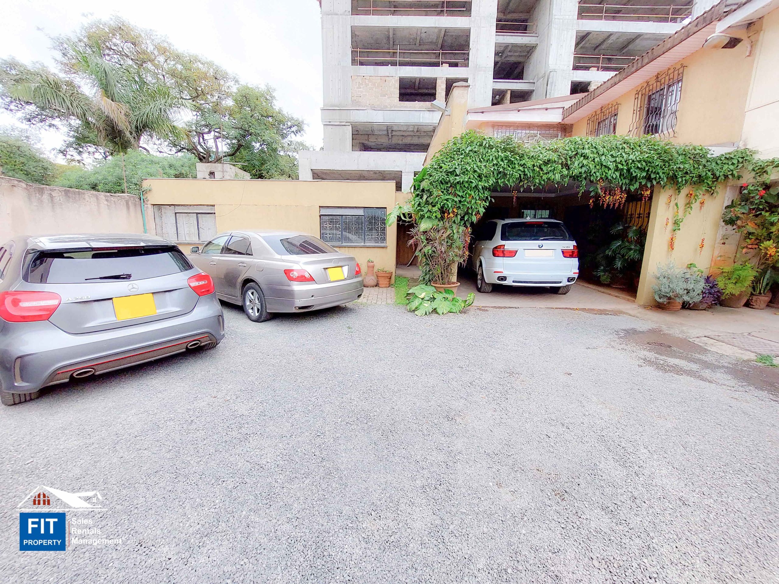 5 bedroom townhouse for sale, Lenana road, Kilimani, Nairobi. Master bedroom has balcony, En-suite bathroom with a corner jacuzzi tub. FIT PROPERTY