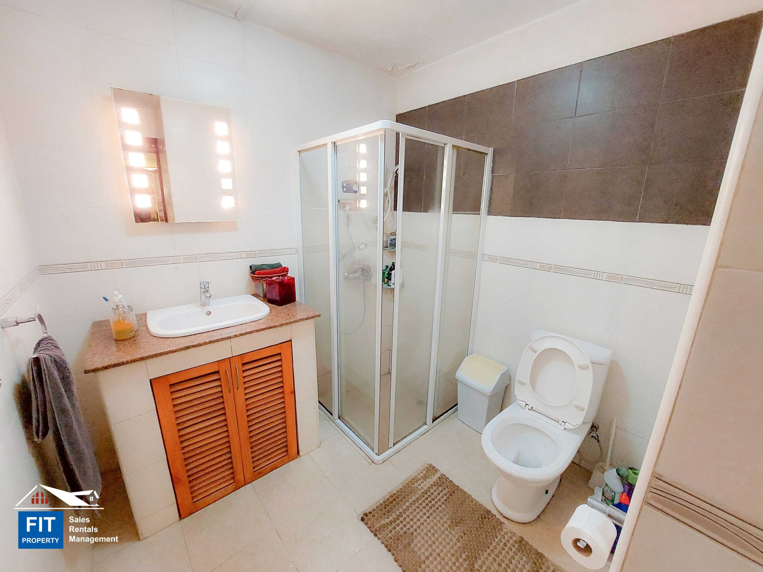 5 bedroom townhouse for sale, Lenana road, Kilimani, Nairobi. Master bedroom has balcony, En-suite bathroom with a corner jacuzzi tub. FIT PROPERTY