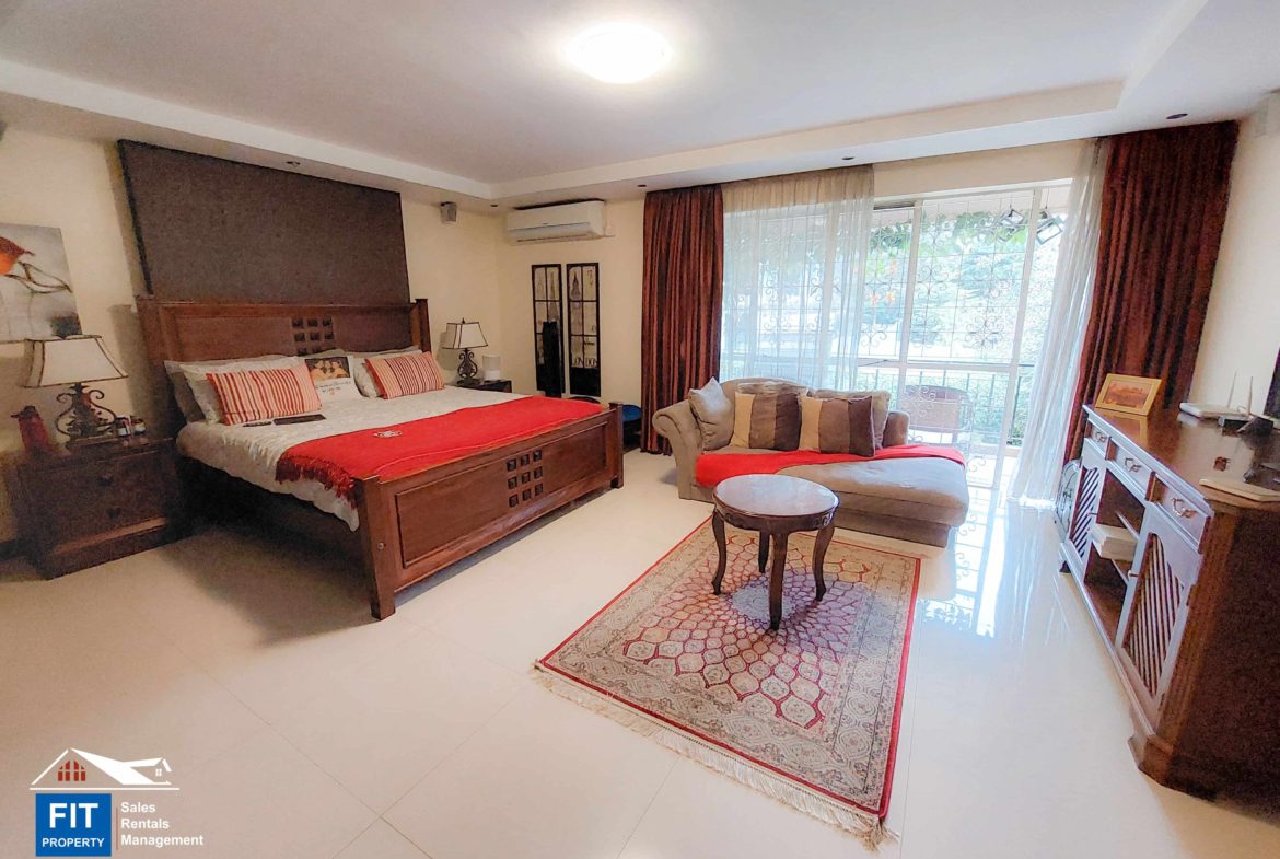5 bedroom townhouse for sale, Lenana road, Kilimani, Nairobi. Master bedroom has balcony, En-suite bathroom with a corner jacuzzi tub. FIT PROPERTY
