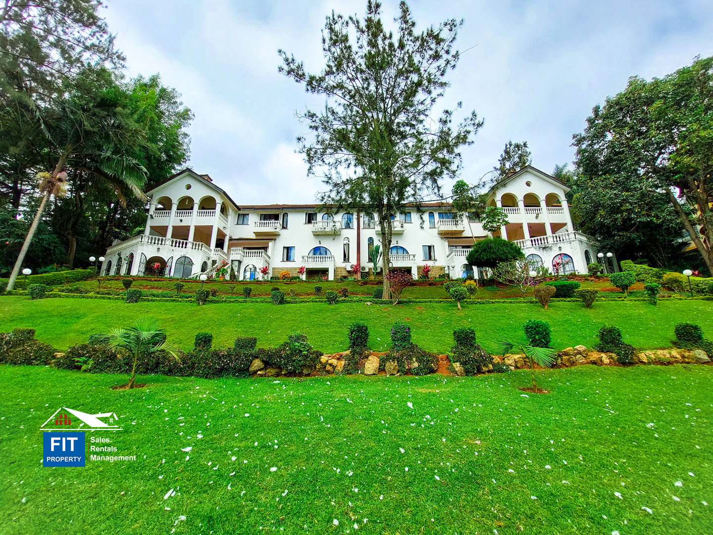 5 Bedroom Home on Nyari Dam, Ibis Drive, Nyari Estate, Nairobi for sale. Sits on a total acreage of 0.7 acres of lush landscaped lawns. 135M.