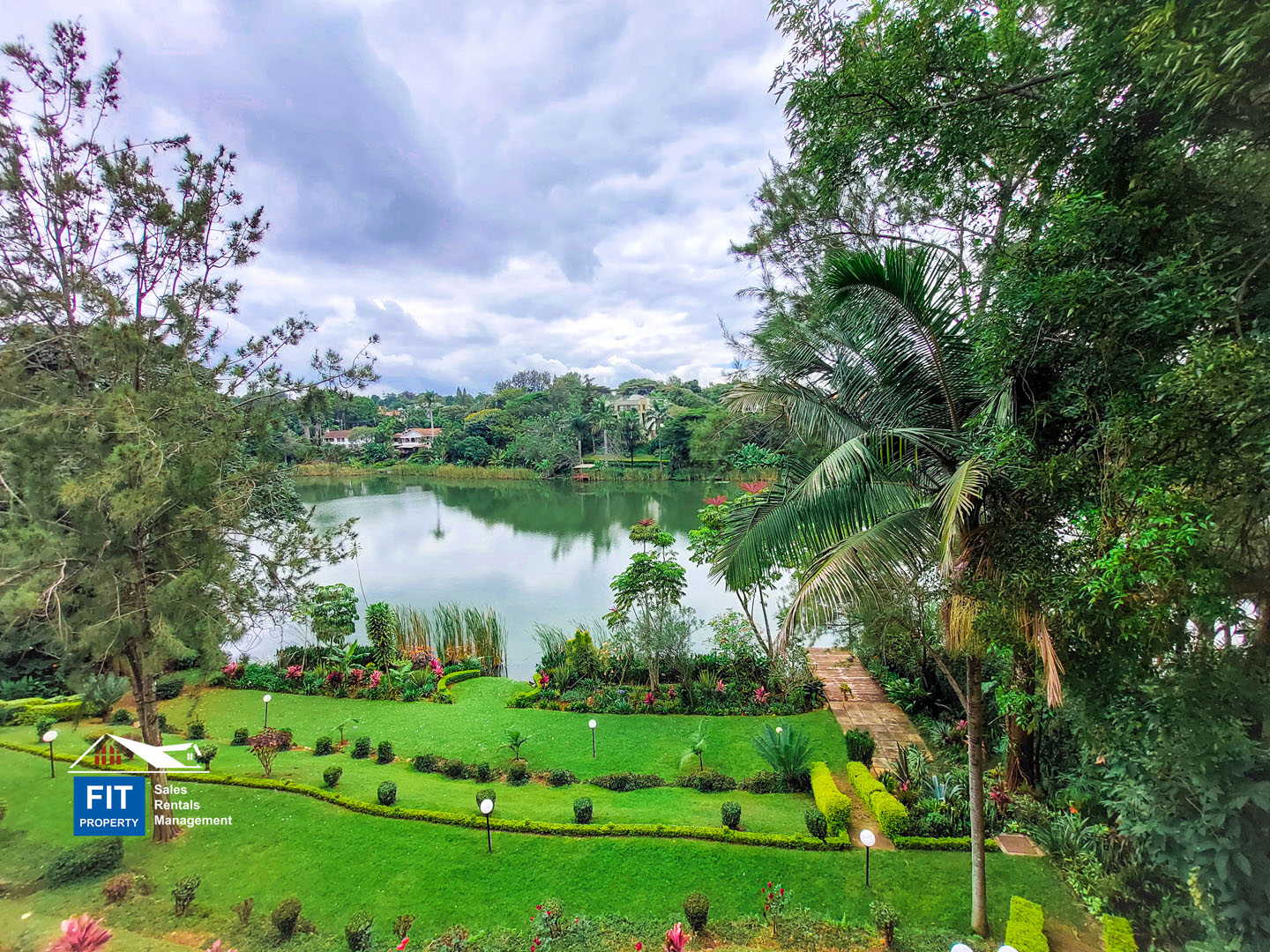 5 Bedroom Home on Nyari Dam, Ibis Drive, Nyari Estate, Nairobi for sale. Sits on a total acreage of 0.7 acres of lush landscaped lawns. 135M.