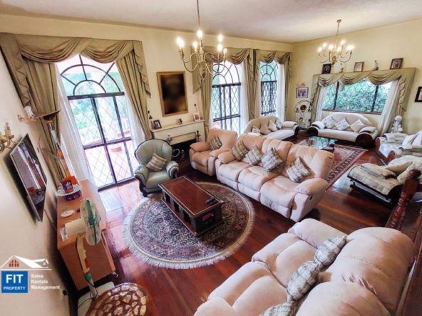 5 Bedroom Home on Nyari Dam, Ibis Drive, Nyari Estate, Nairobi for sale. Sits on a total acreage of 0.7 acres of lush landscaped lawns. 135M.