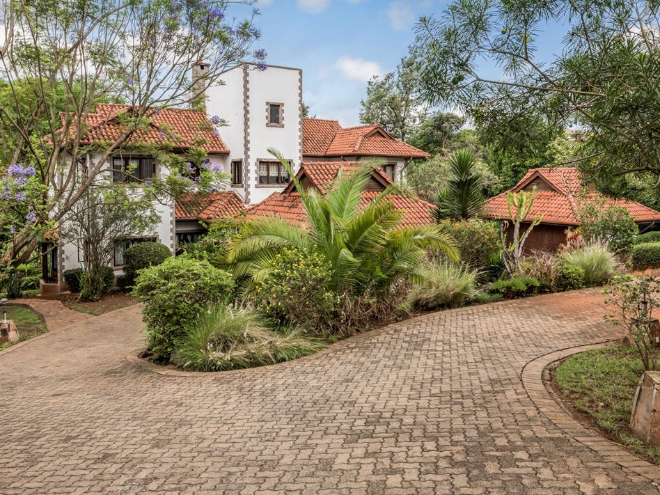 4 bed in Kigwa Ridge, Nairobi. Shares a boundary with Windsor Golf & Country club. UN approved property. KES 130M. FIT Property