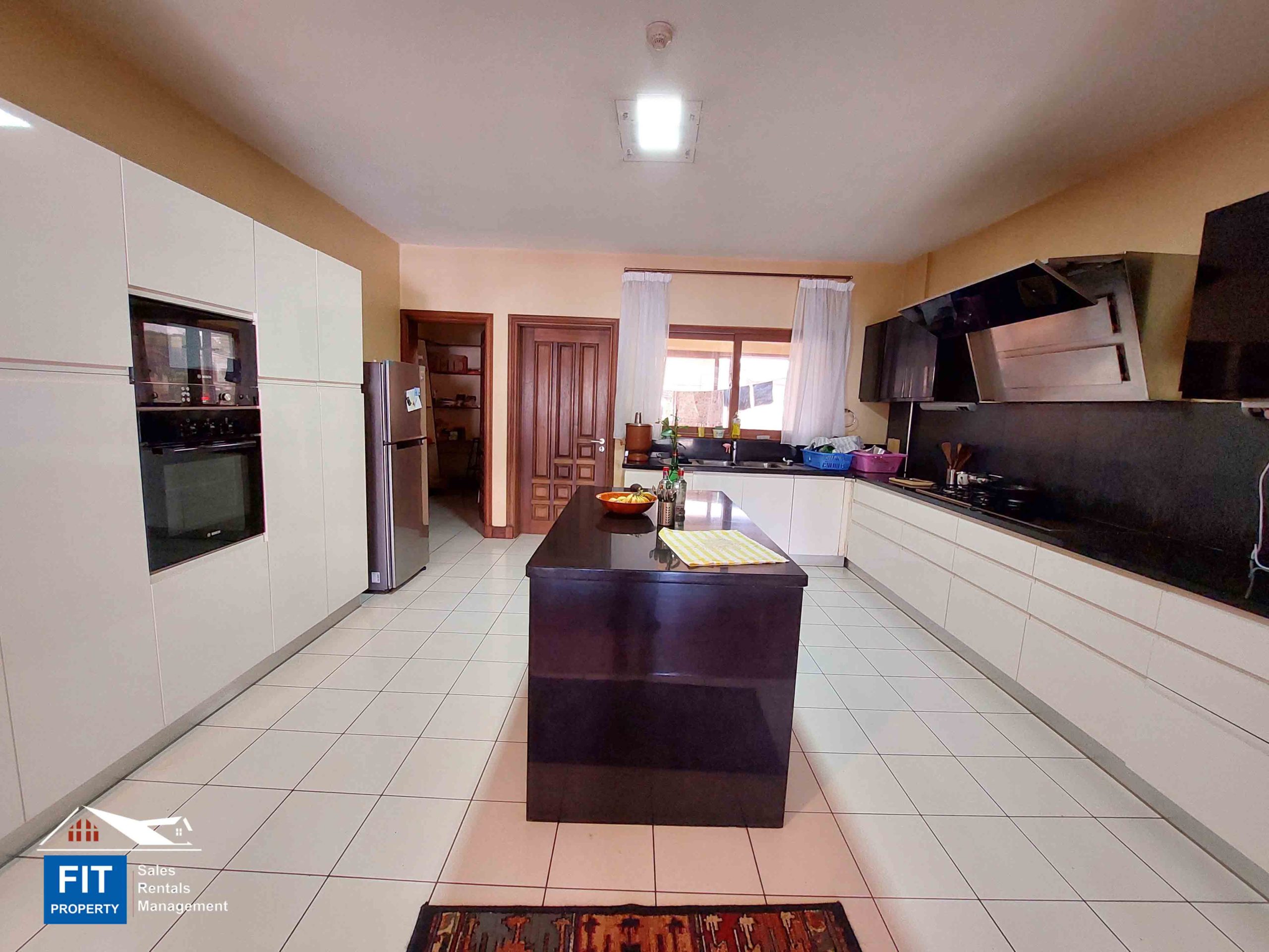 Luxurious 3 Bedroom Apartment in Parklands, Nairobi. Approximately 3000 sq ft. Has fully-equipped gym, a refreshing pool. Price: 35 Million FIT PROPERTY